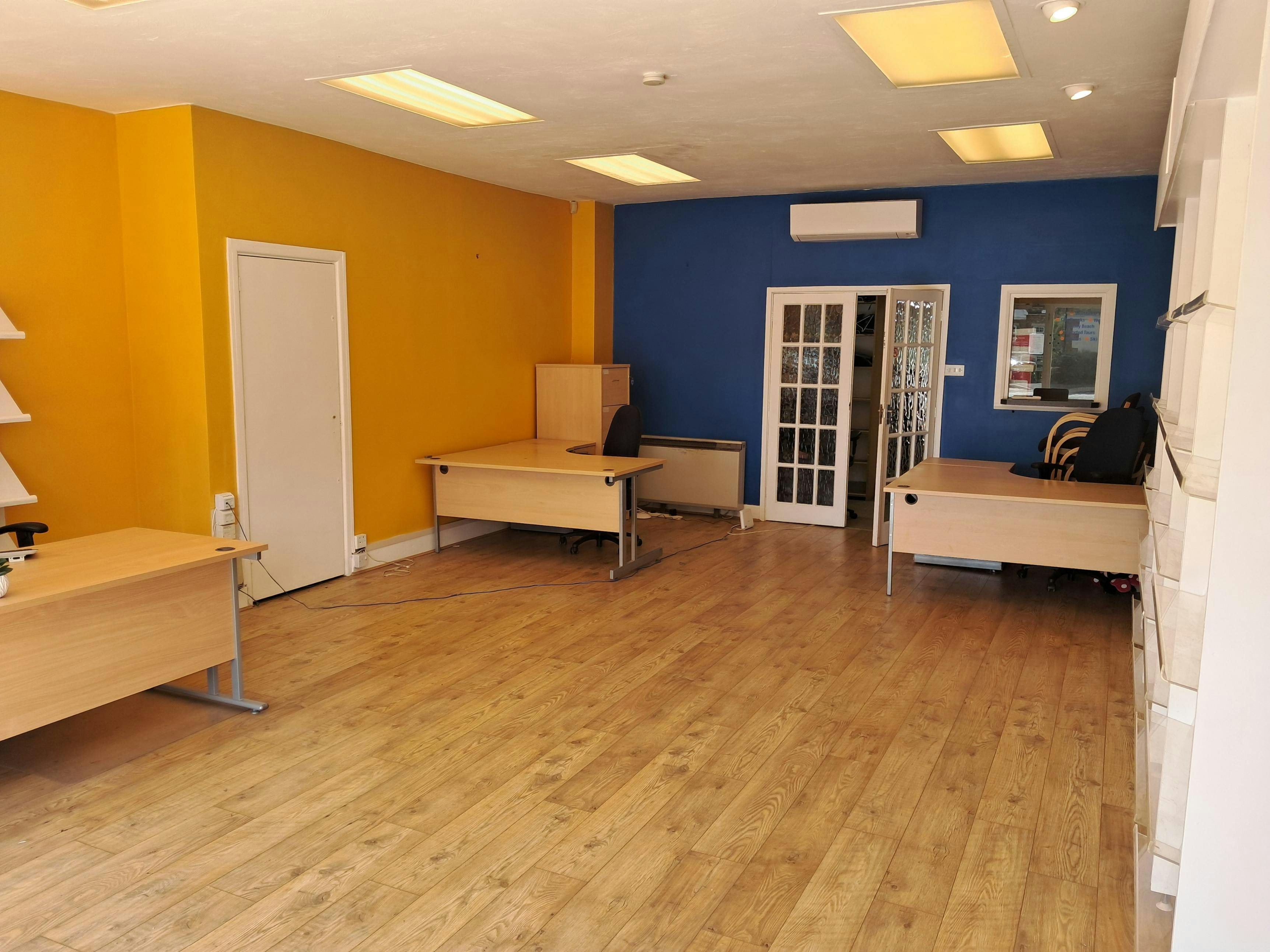 5 Royal Hunt House, Ascot, Retail To Let - proVVRFamQA.jpeg