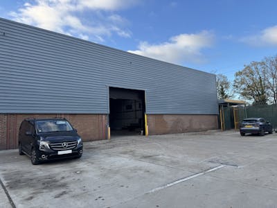 Unit B Valley Park, Watford, Light Industrial / Warehouse To Let - IMG_5020  edit.jpg