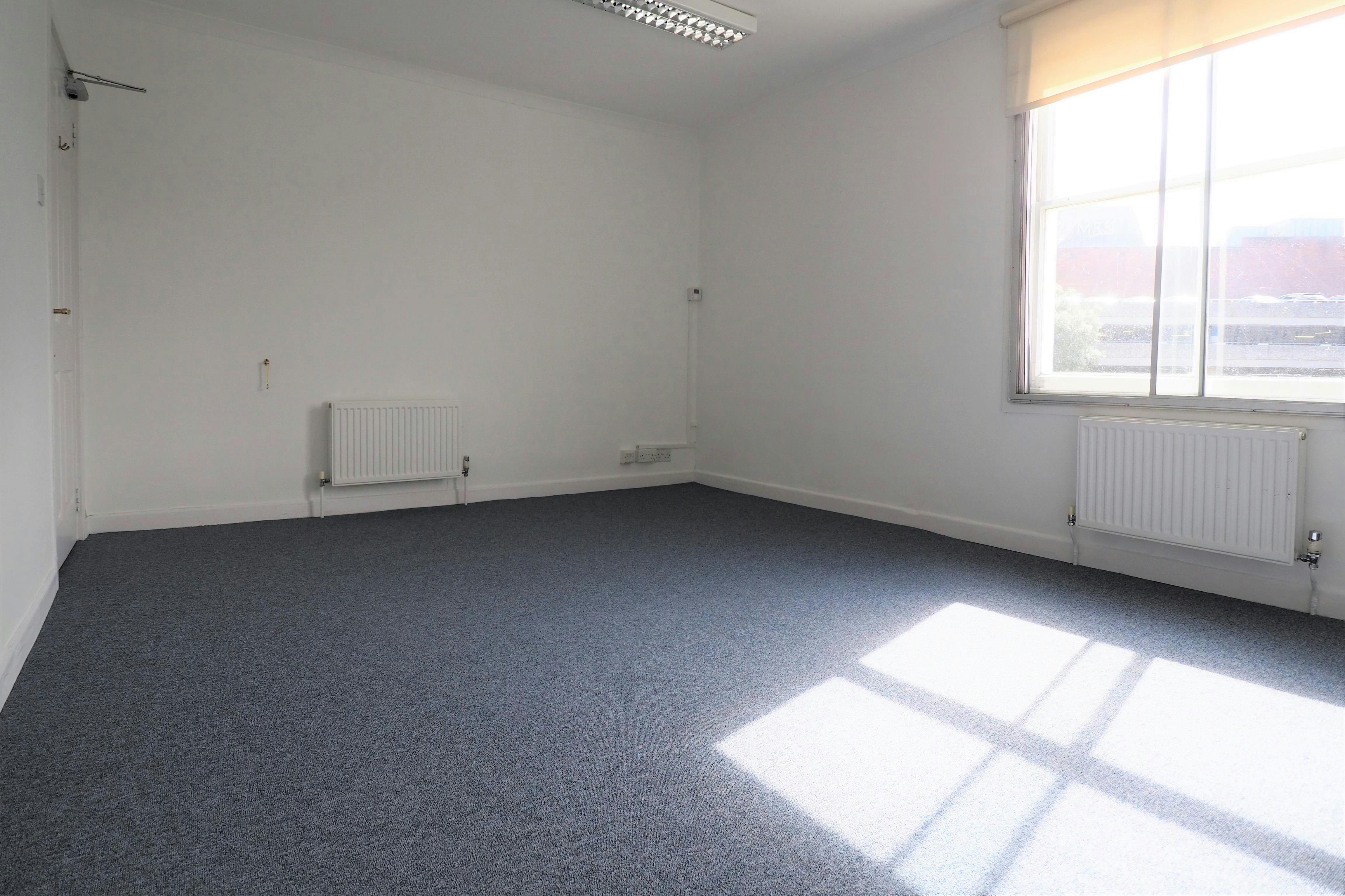 1st Floor, 22 London Road, Horsham, Office To Let - P8280011.JPG
