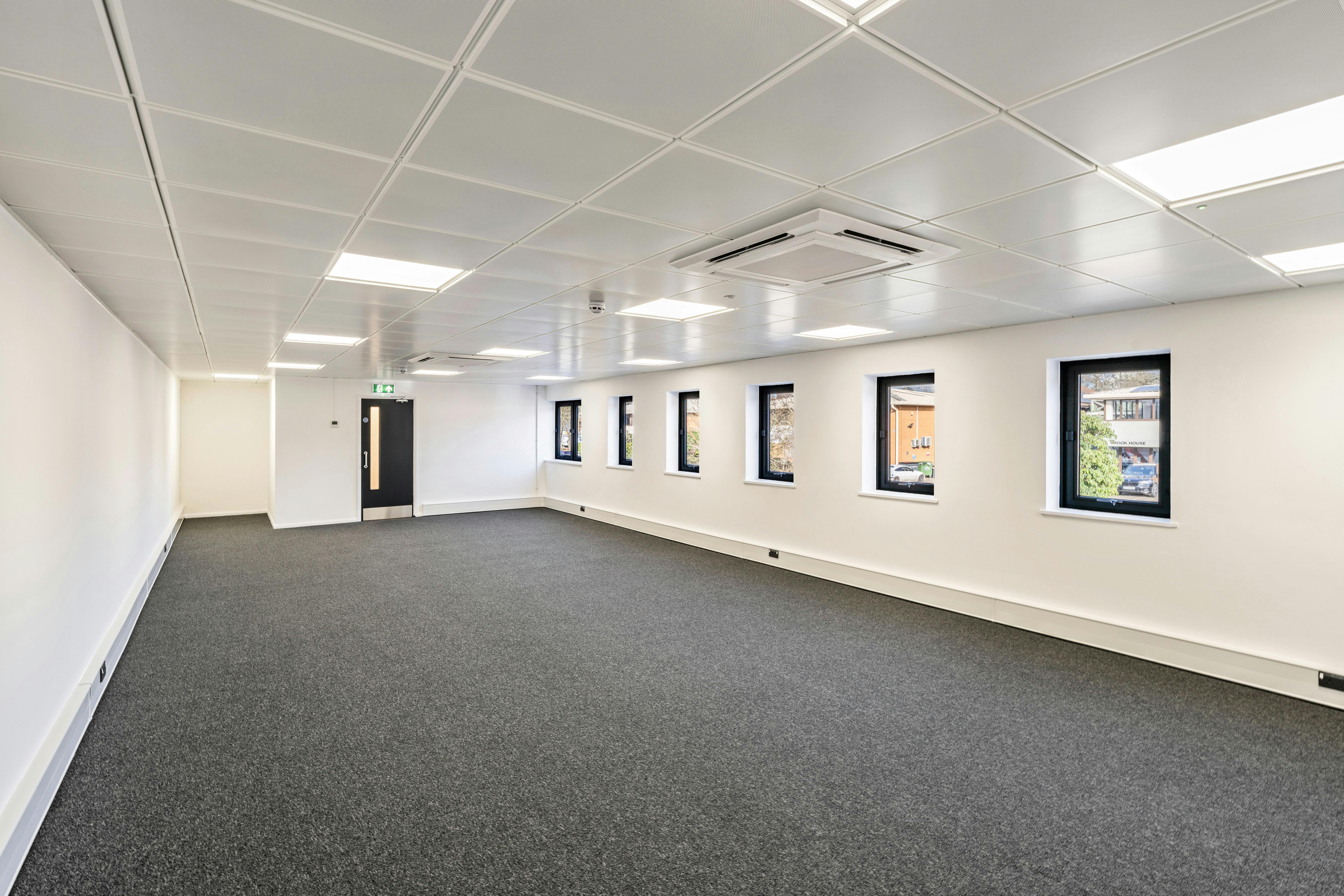 Units 3 & 4 Bracknell Business Centre, Downmill Road, Bracknell, Warehouse & Industrial To Let - DSC07564.jpg