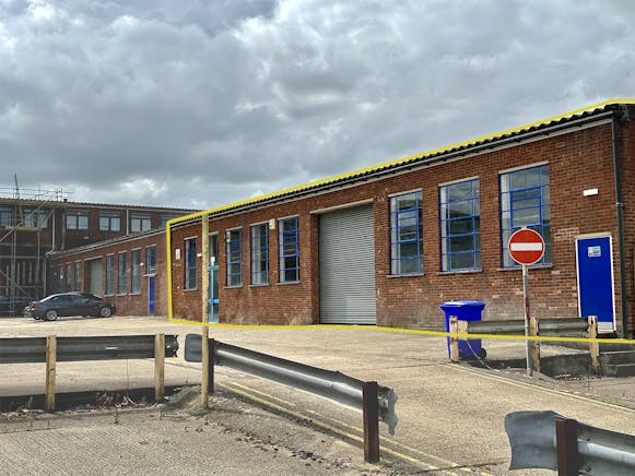 72 Wilbury Way, Hitchin, Industrial To Let - 1.jpg