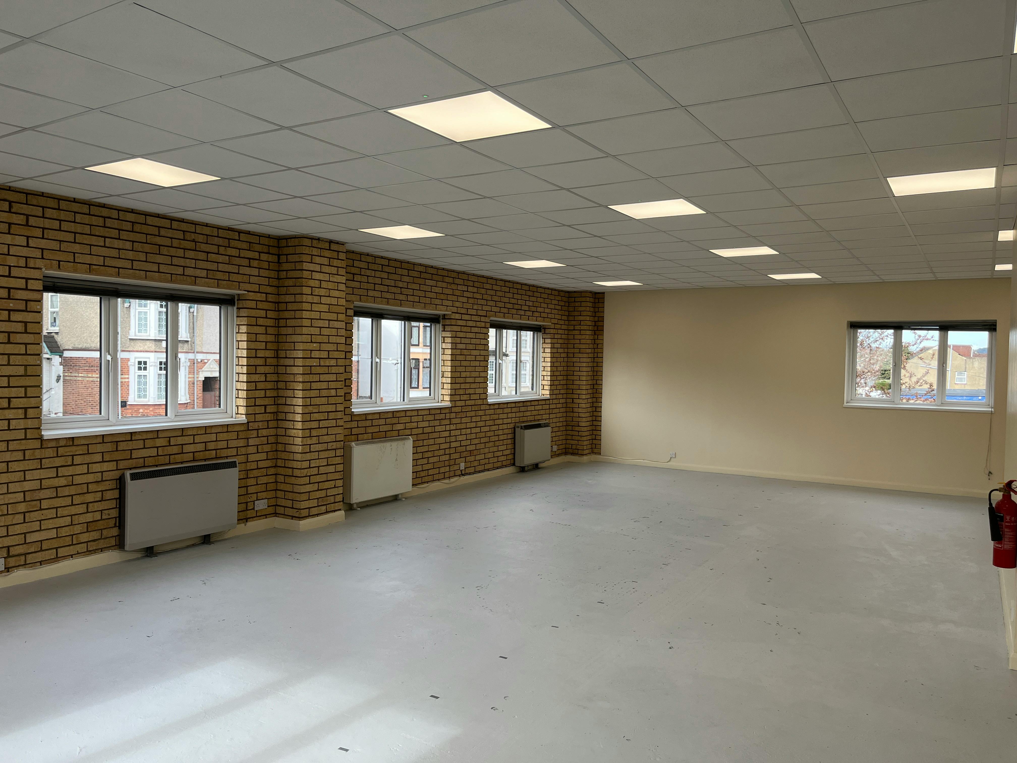 Unit 4, High Wycombe, Industrial / Offices To Let - 20250328_091341853_iOS.jpg