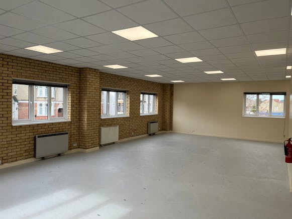 Unit 4, High Wycombe, Industrial / Offices To Let - 20250328_091341853_iOS.jpg