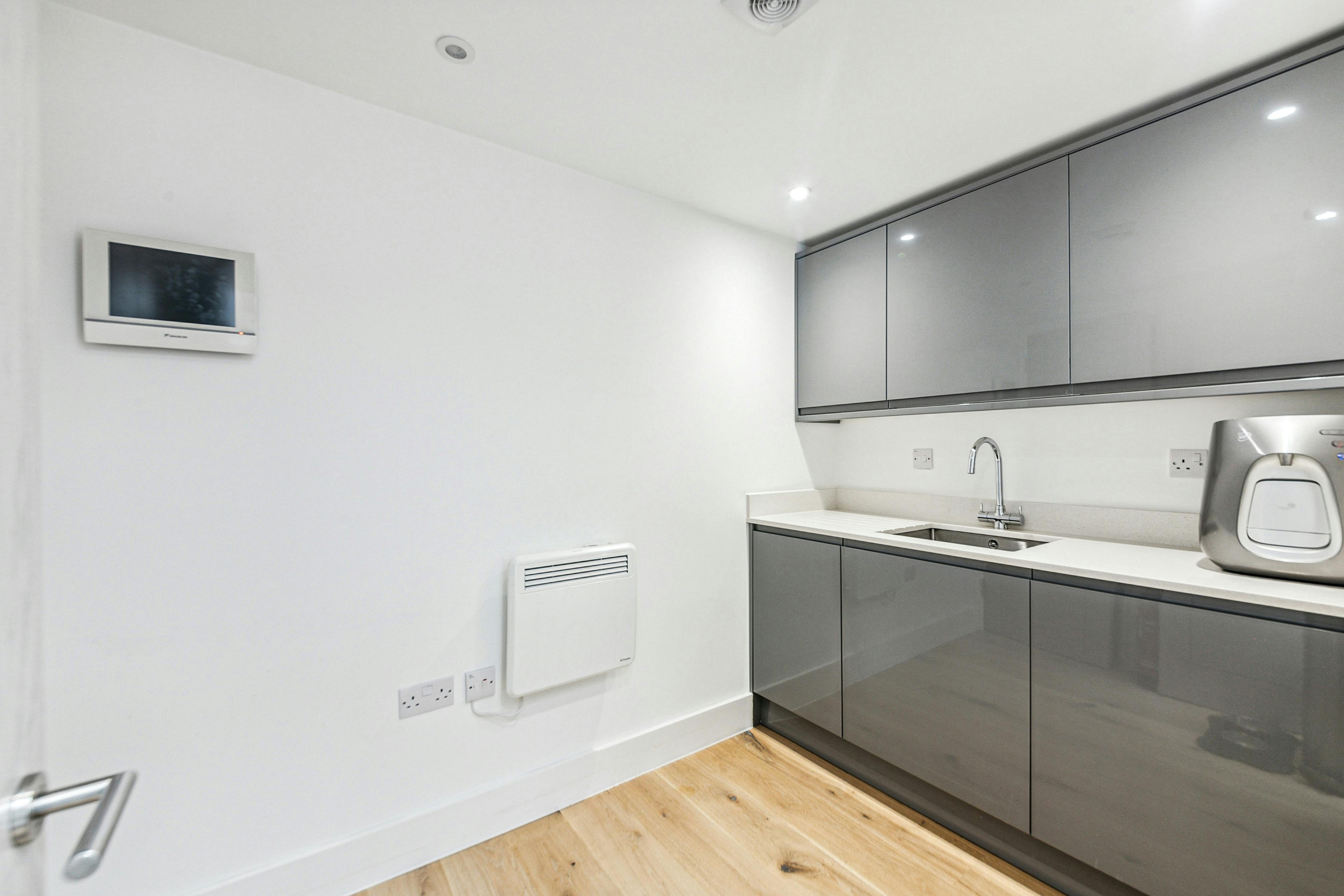 Office in Chertsey - photo 4