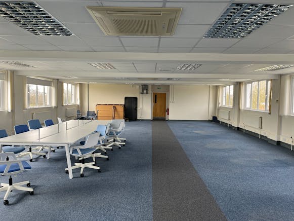 First Floor Offices, Building 330, Aylesbury, Offices / Offices To Let - 20250325_104145128_iOS.jpg