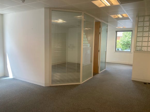 London Court, Bracknell, Offices To Let - 5.jpg