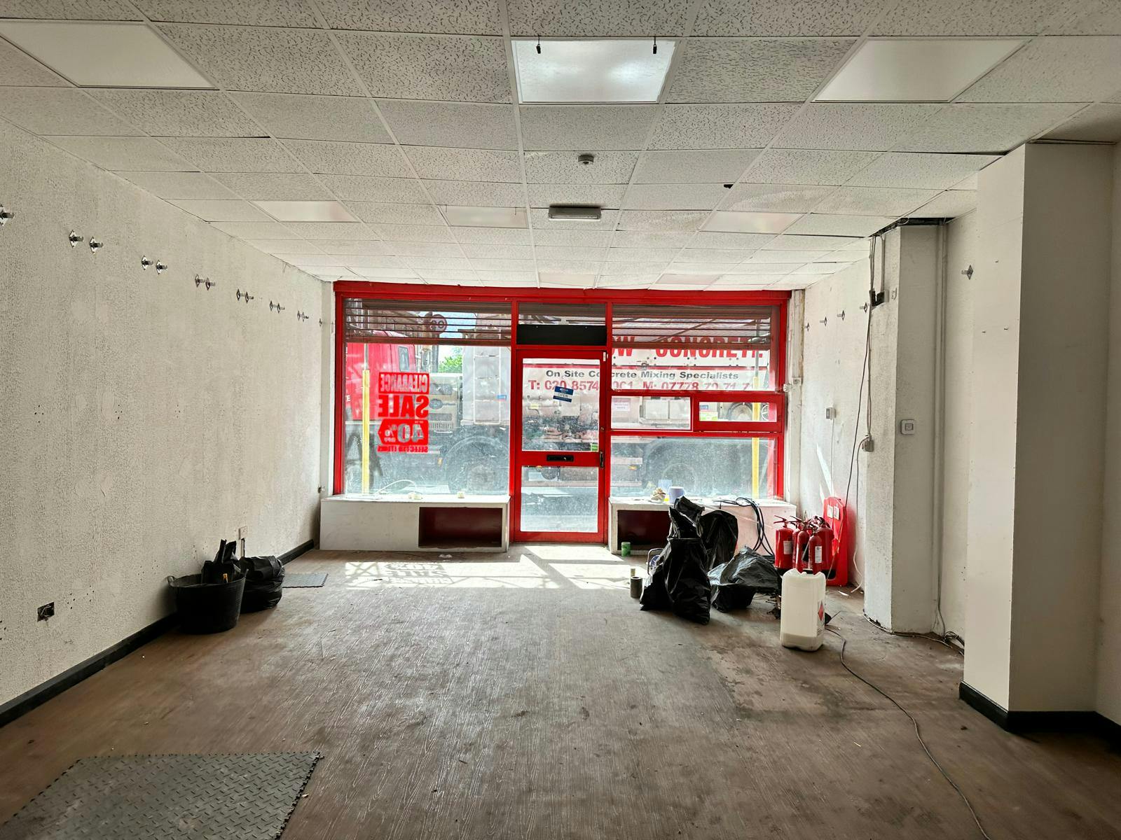 299 North End Road, London, Retail To Let - d4645482-2fbc-4f0d-8991-47aac47c28ed.jpg