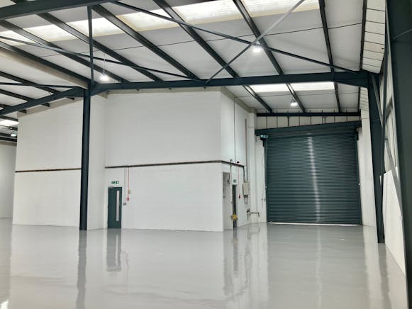 Unit 9 & 10  Airlinks Industrial Estate, Heston, Heathrow To Let - 9-10 Airlinks Warehouse 1.jpg