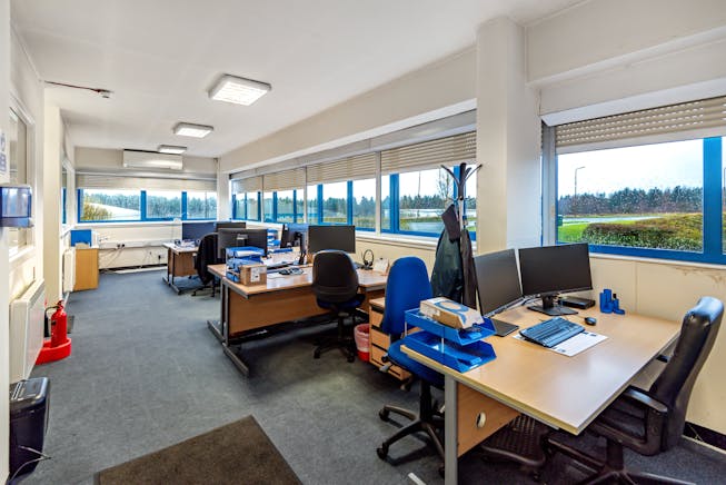 1 Chalmers Square, Livingston, Industrial To Let - DSC_3829.jpg