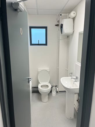 Unit 8 Airlinks Industrial Estate, Heston, Heathrow To Let - WC.jpg