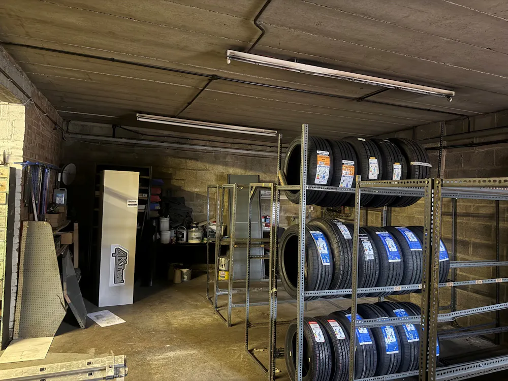 Showroom facility, 10 High Street, - 6.jpg