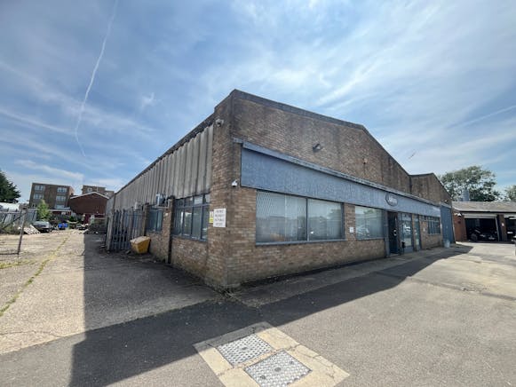 The Warehouse, Aylesbury, Industrial To Let - 20250617_130747438_iOS.jpg