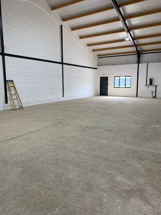3 Hills Barn, Basingstoke, Industrial To Let - 9c0dff5e88e74e97b5f43884a4884e9f.jpg