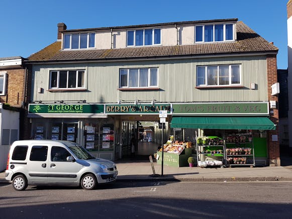 Shop 4 Berry's Arcade, Rayleig, Retail To Let - 20190128_132229.jpg