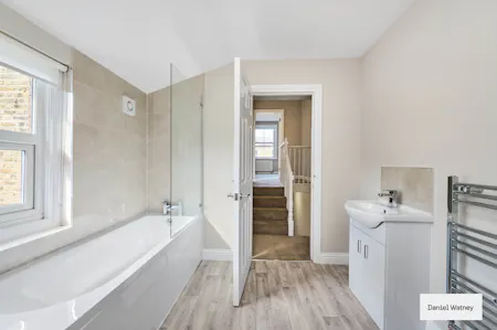 Frobisher Street, London, Terraced house To Let - Bathroom