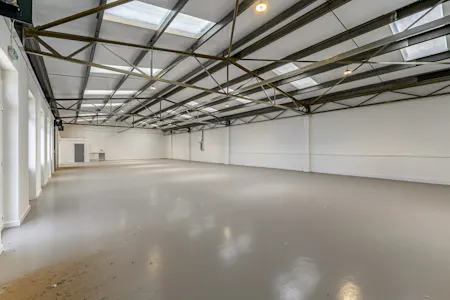 Units 2-4 The Point, Aylesbury, Industrial To Let - 112372_Unit 2 3 The Point (7).jpg