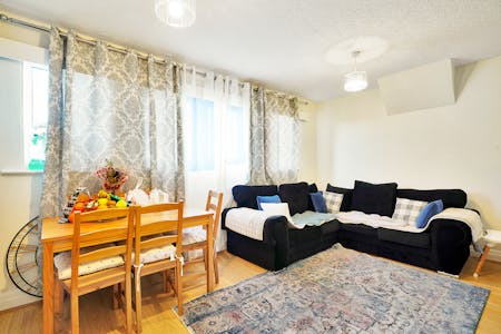 Mixed-Use Freehold, 15-15A Empire Parade, London, Residential / Retail For Sale - Flat 4 15  15a Empire Parade Great Cambridge Road  EaqVOgjRLSgjBO1G2lCf.jpg