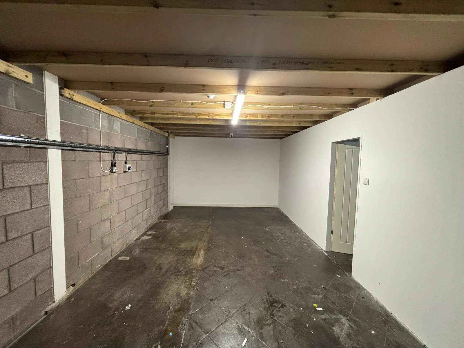Unit 15, 29 Gordon Avenue, Glasgow, Industrial To Let - PHOTO-2026-04-12-17-30-37.jpg