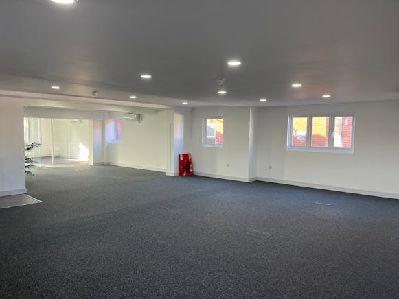 Second Floor Offices, 79-81 High Street, Marlow, Offices To Let - 20251104_133417573_iOS.jpg