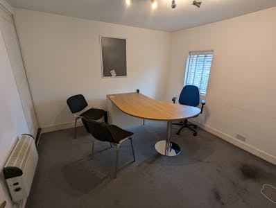 First Floor 66-70 High Street, Bushey, Office To Let - PXL_20260202_110250047.jpg