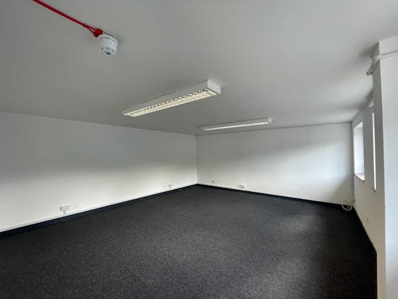 Unit 16B Cosgrove Way, Luton, Industrial To Let - IMG_4417 1.jpeg