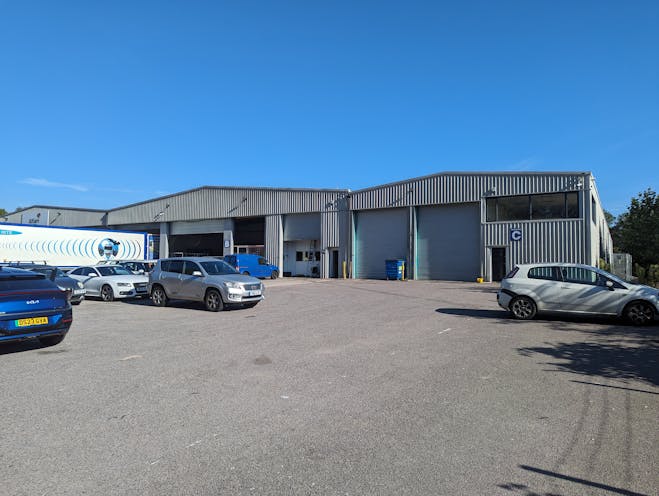 Unit C, Burnt Common Distribution Centre, Guildford, Warehouse & Industrial To Let - PXL_20230904_151612277.jpg