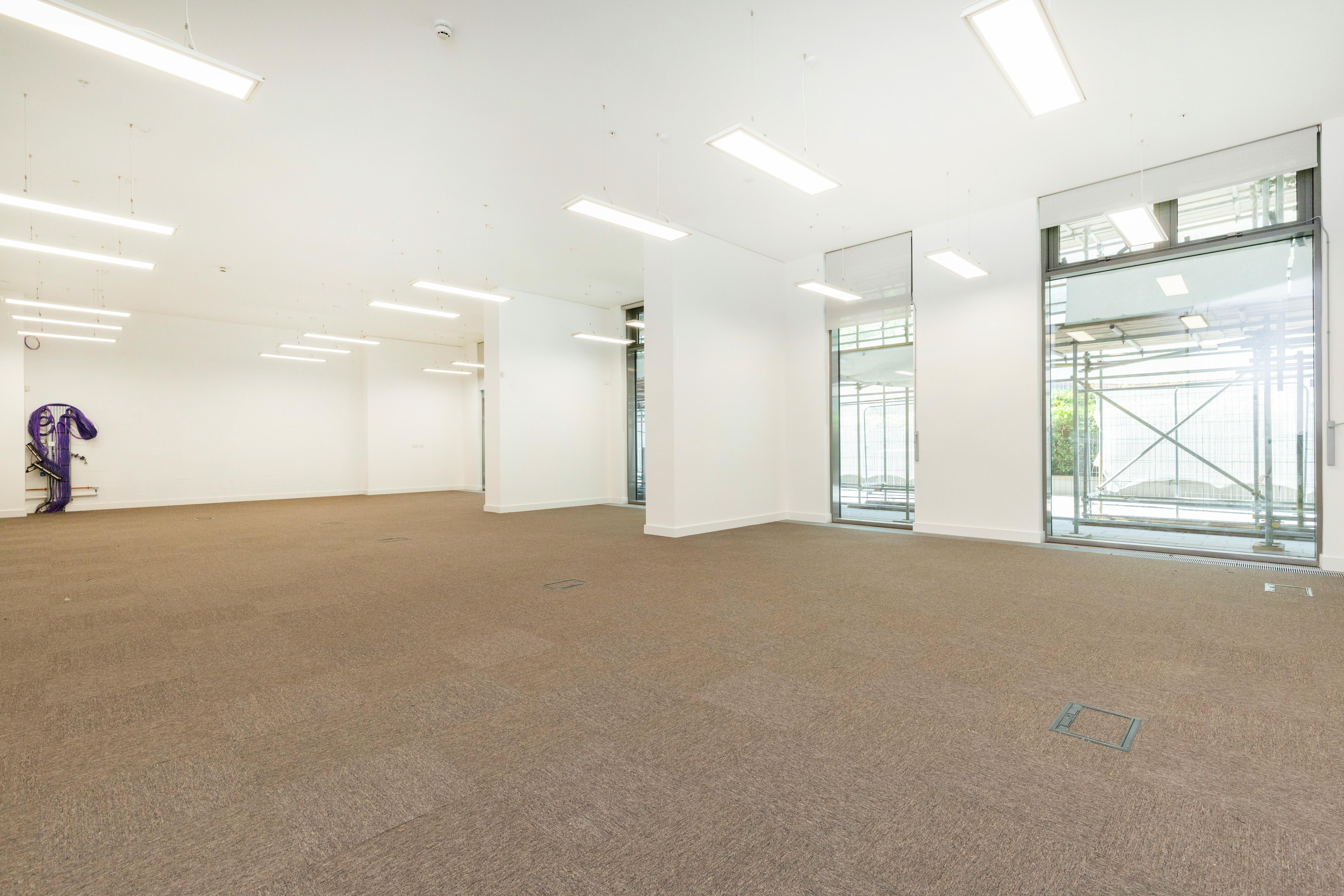 Retail/Shop in London - photo 4