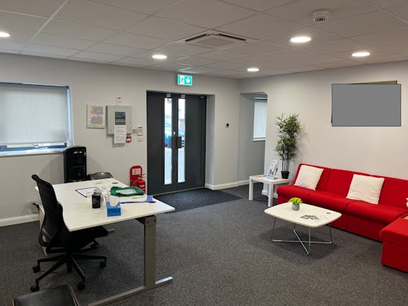 Units A & C Knaves, Beech Way, High Wycombe, Offices To Let - 20250121_123030933_V1.jpg