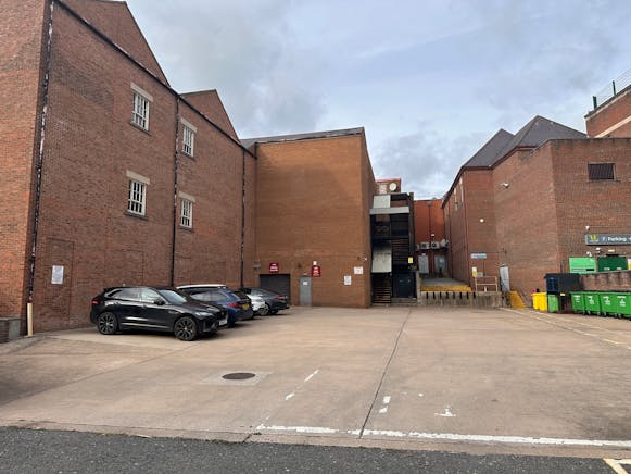 1A Vicar Lane, Chesterfield, Retail / Retail To Let - 20251007_145013386_iOS.jpg