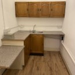 137/137A High Street, Brentwood, Office / Retail To Let - eyJzb3VyY2UiOiJtZWRpYVwvcHJvcGVydHlcLzUxMFwvNTMzNzM3YmJiOTM3YTY3ZjE0MWI4ZTExMjk0NzE2MmIuanBnIiwib3BzIjp7Im5ldyI6WzEzMCwxMzBdLCJjb3ZlciI6W119LCJvdXRwdXQiOiJqcGVnP2NvbXByZXNzaW9uPTg1IiwidHRsIjozMTQ0OTYwMH0=.jpg