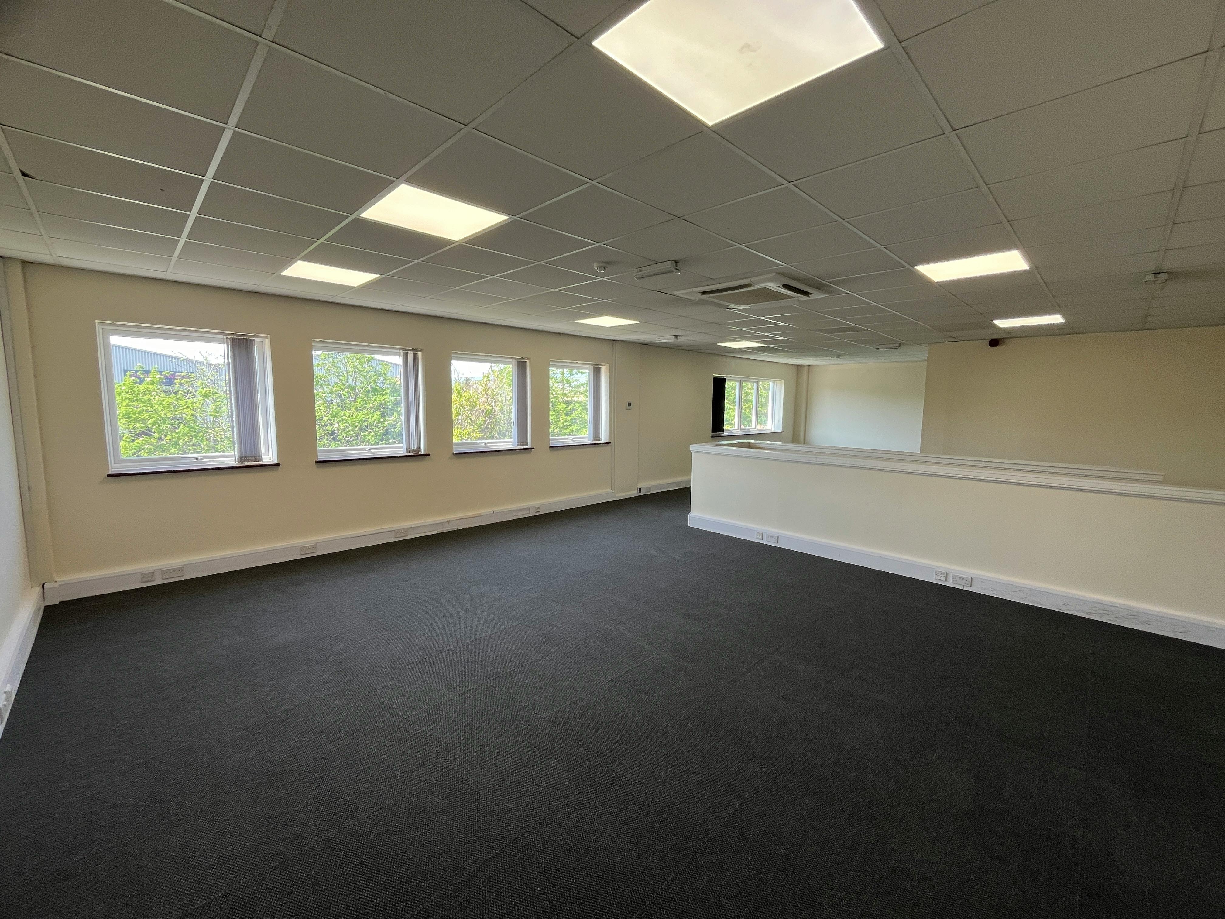 Unit 7, M40 Industrial Estate, Blenheim Road, High Wycombe, Industrial To Let - 20250428_124904570_iOS.jpg