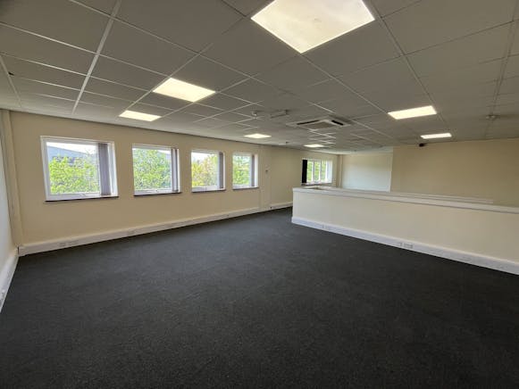 Unit 7, M40 Industrial Estate, Blenheim Road, High Wycombe, Industrial To Let - 20250428_124904570_iOS.jpg