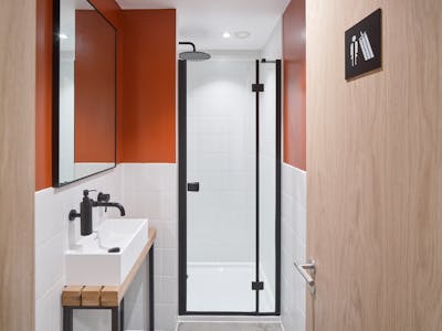 The Fold, Kensington Village, London, Office To Let - The Fold - Changing facilities