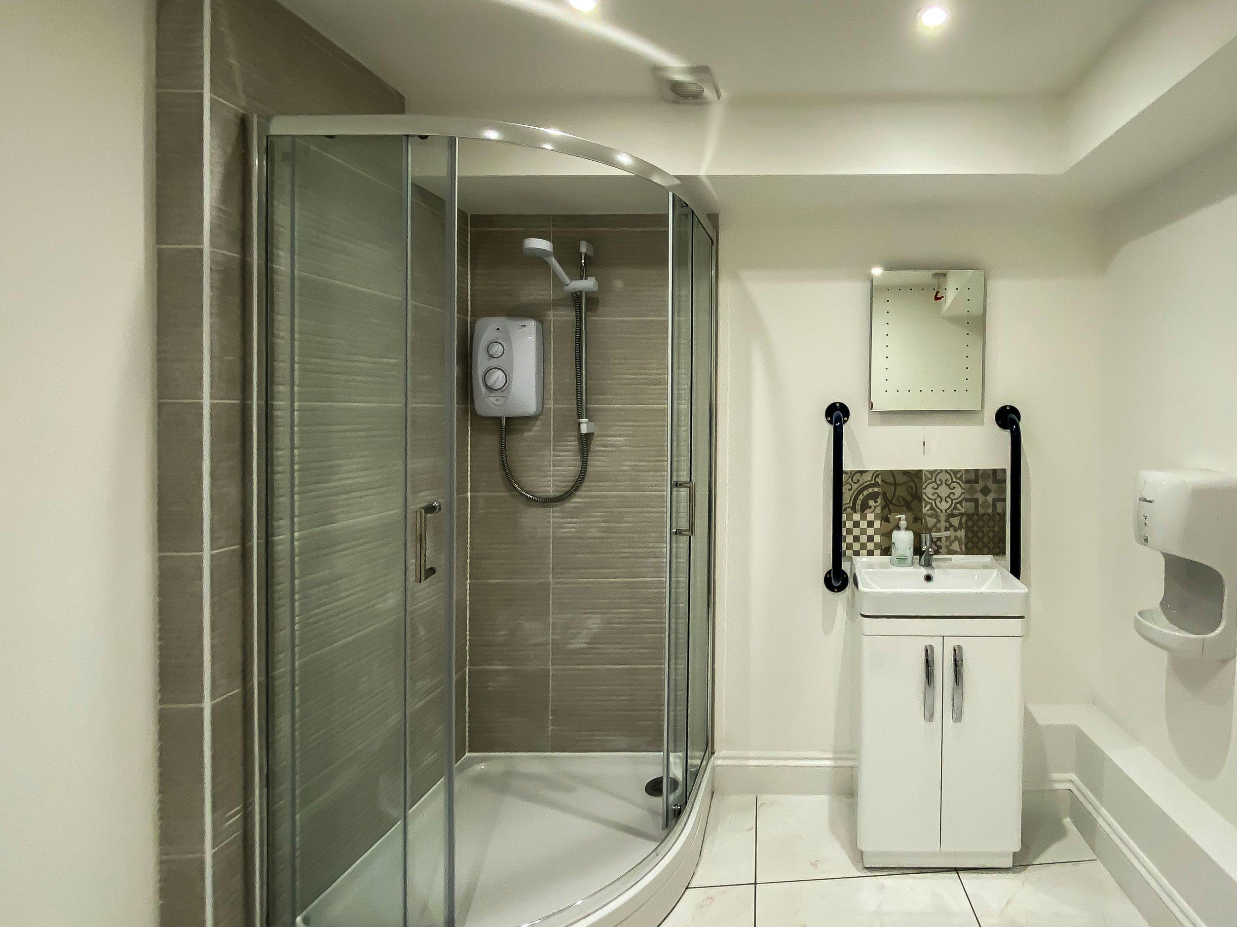 Office in Chertsey - photo 4