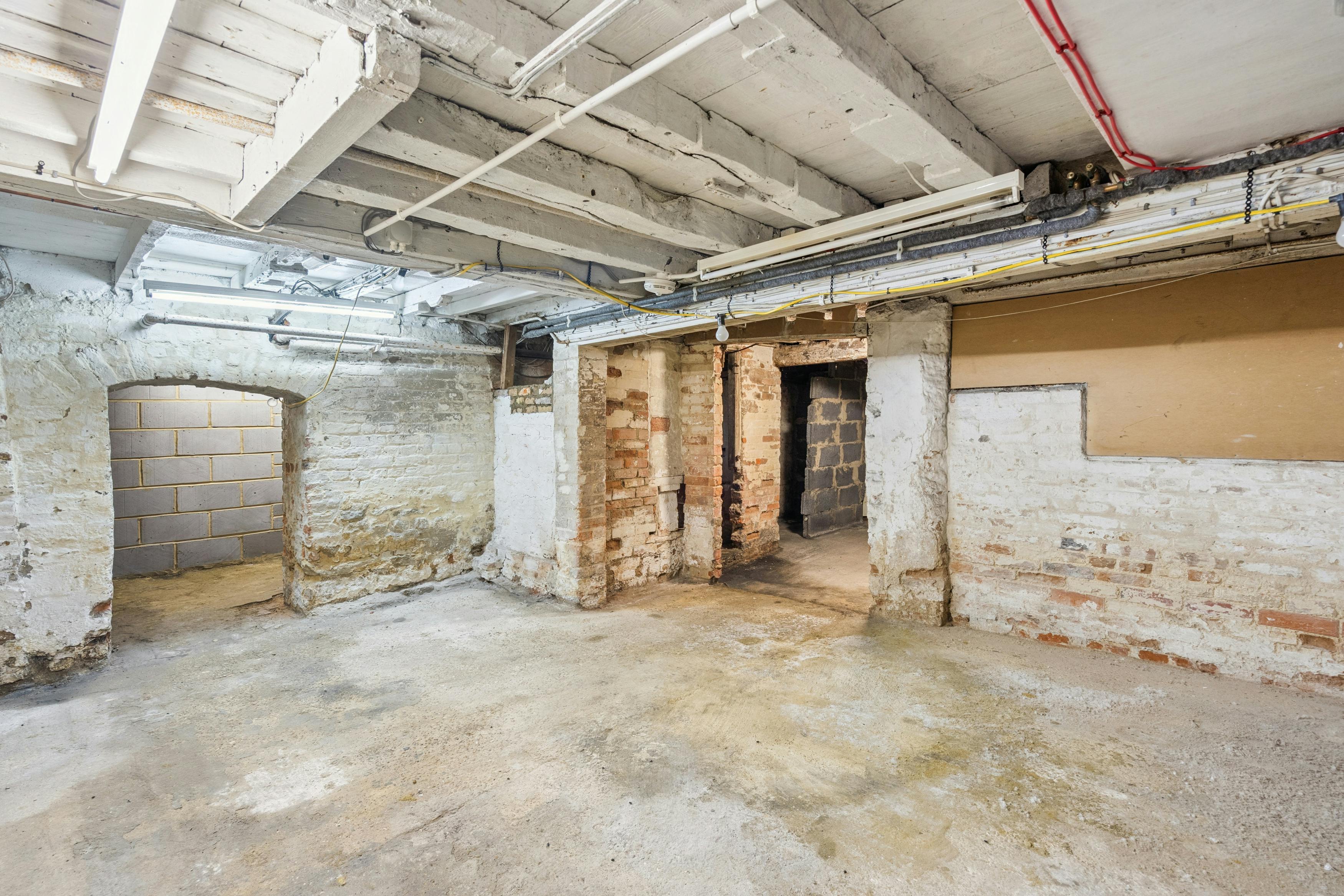 15 Temple Street, Aylesbury, Offices To Let - DSC00317-2-bb5e5c0ba08d58b2a051af8b58e1cb0e.jpg