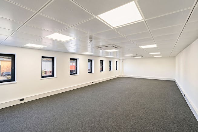 Units 3 & 4, Bracknell Business Centre, Bracknell, Industrial To Let - DSC07567.jpg