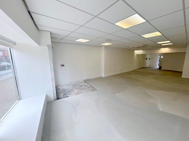 15 London Road, Twyford, Retail To Let - Shop front to rear ii.jpg