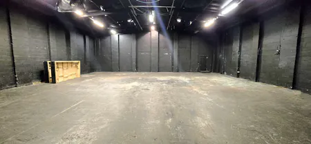 Unit 13, Lyndean Industrial Estate, London, Industrial To Let - 20260224_134746 - Edited.jpg