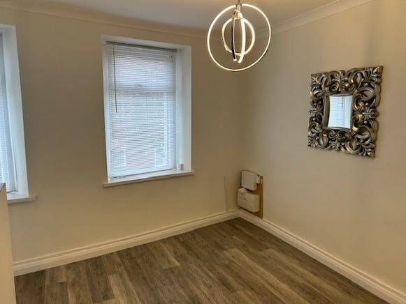 49 Windsor Road, Neath, Retail To Let / For Sale - Treatment room.jpg