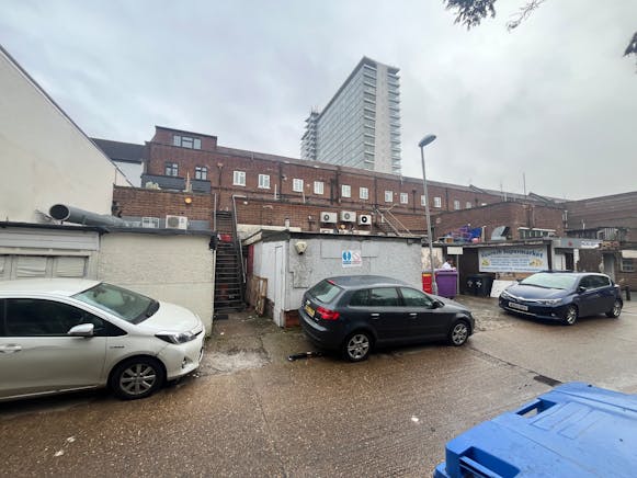 102 Tolworth Broadway, Surbiton, Health & Fitness / Restaurant / Restaurant / Retail To Let - IMG_9607.JPG