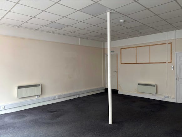4 London Road, Stroud, Retail To Let - Int 2.jpg