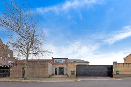 281 Ballards Lane, London, Retail To Let - DSC03456.jpg