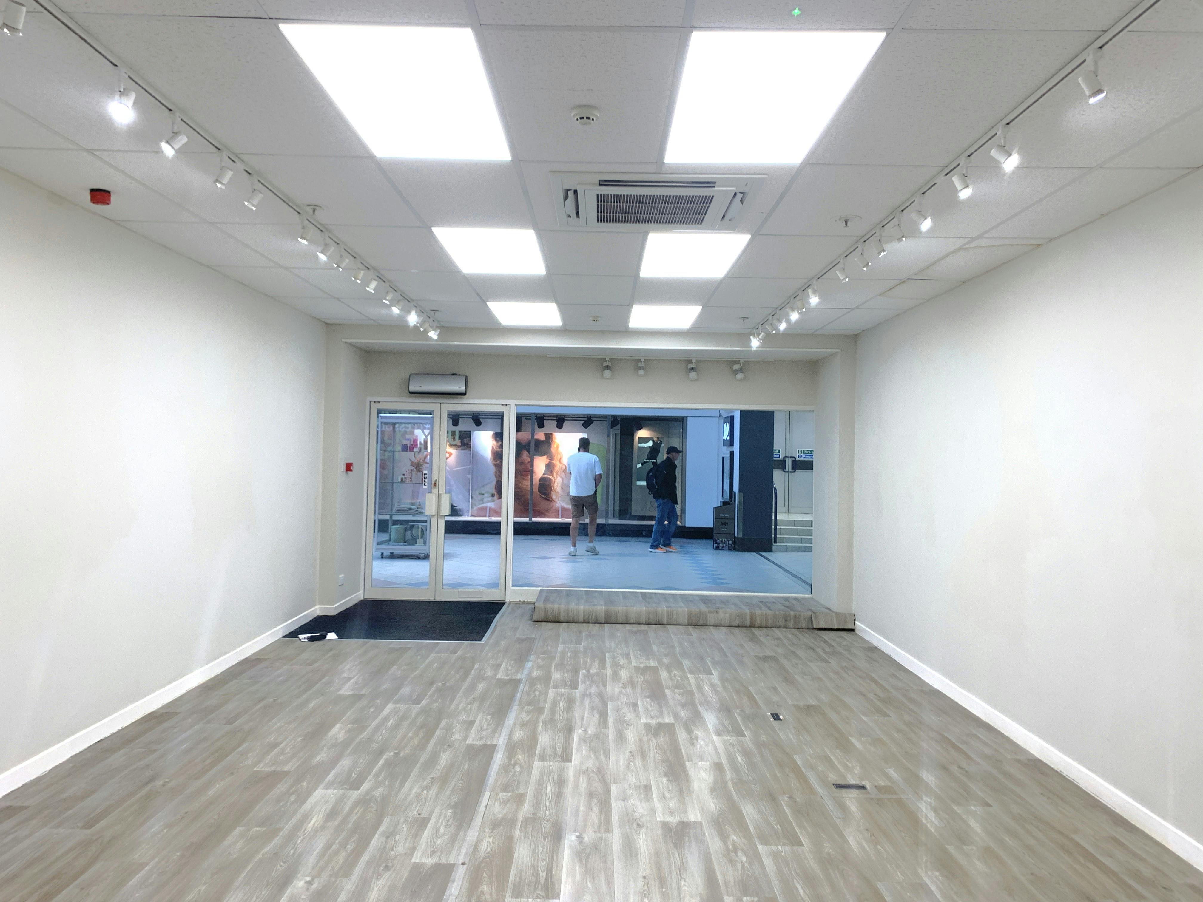 24 Swan Walk, Horsham, Retail To Let - IMG_8856.JPG