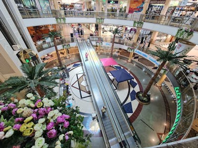 Markaz Al Bahja Mall, Al Mauj Street, Muscat, Retail To Let - Escalator.jpg