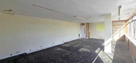 Unit 3, Lyndean Industrial Estate, London, Industrial To Let - 20260408_160844 - Edited.jpg