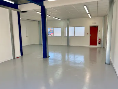Unit 17 The Bell Centre, Crawley, Industrial / Warehouse To Let - IMG_0158.jpeg