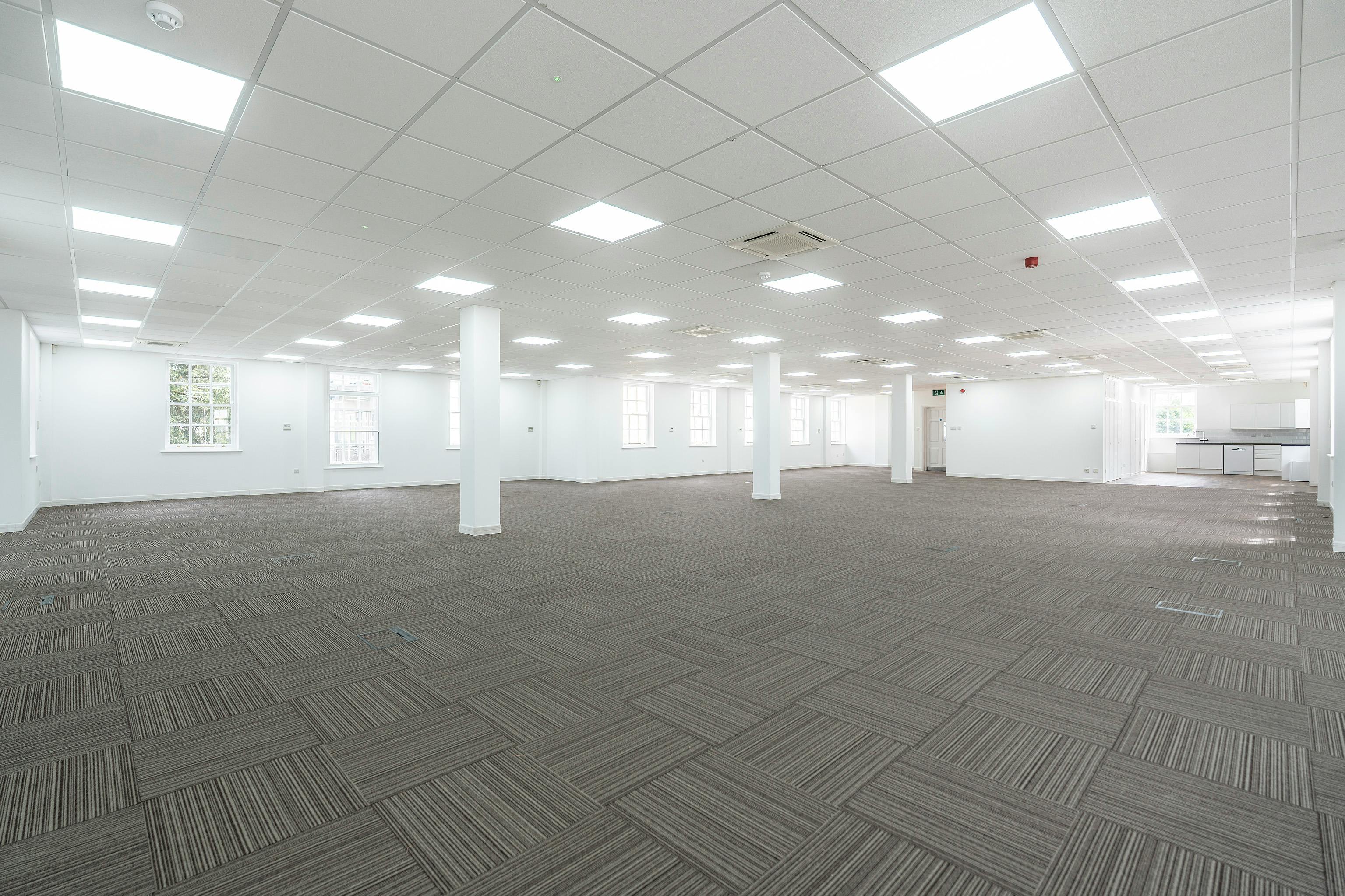 Office in Chertsey - photo 3
