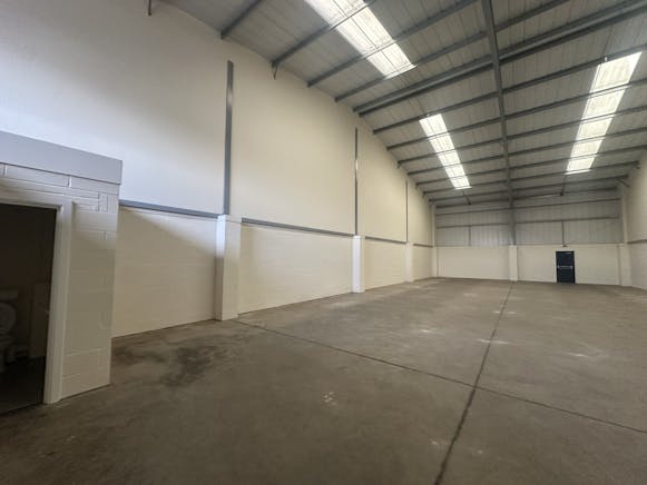 Units 24 & 25 Vale Industrial Estate, Southern Road, Aylesbury, Industrial To Let - IMG_2855.jpeg