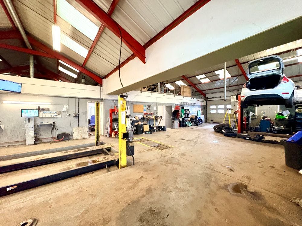 16-18 Banbury Road, Bicester, Industrial / Motortrade To Let - IMG_9523.jpg