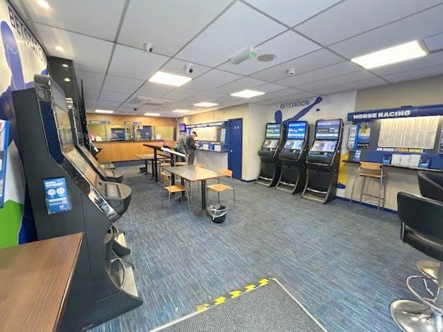 15 London Road, Twyford, Retail To Let - Shop Interior 2 i.jpg